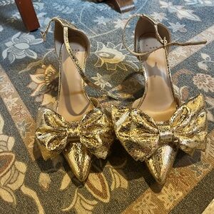 A New Day Gold Bow Heels Size 8
